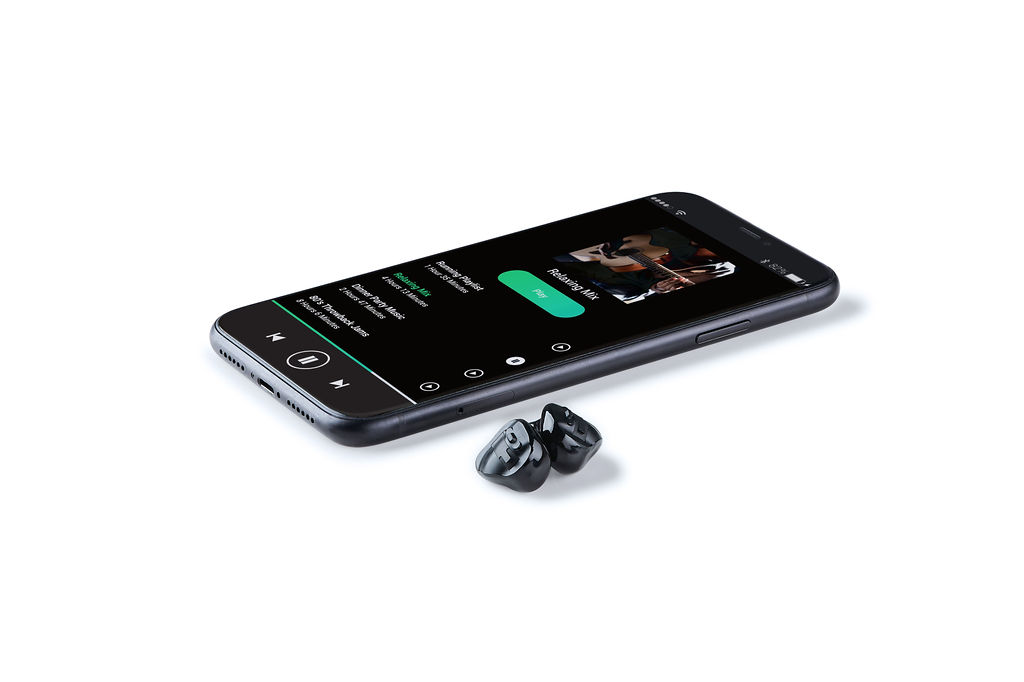 Phonak Virto Black naast telefoon